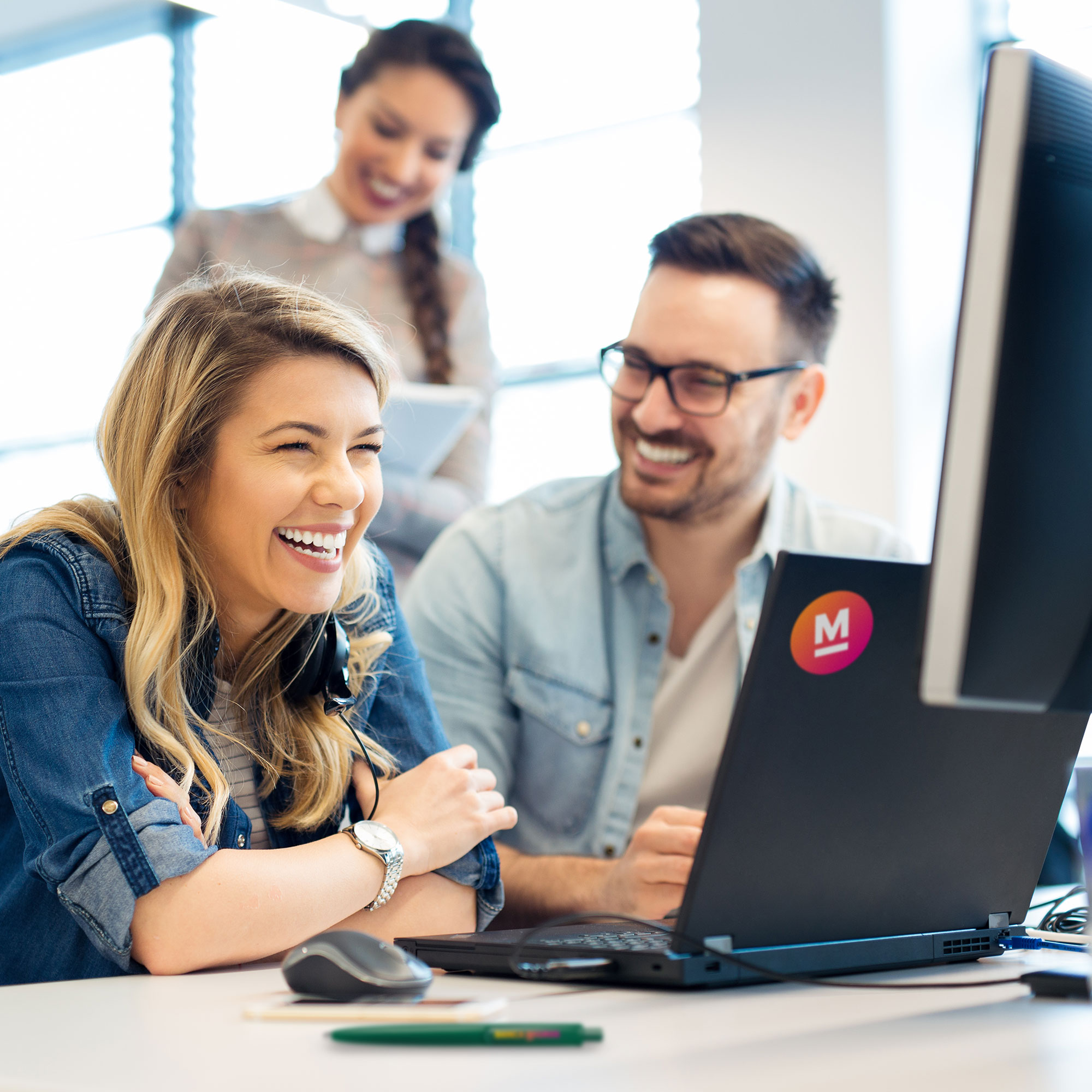 Team bei der Arbeit im Büro