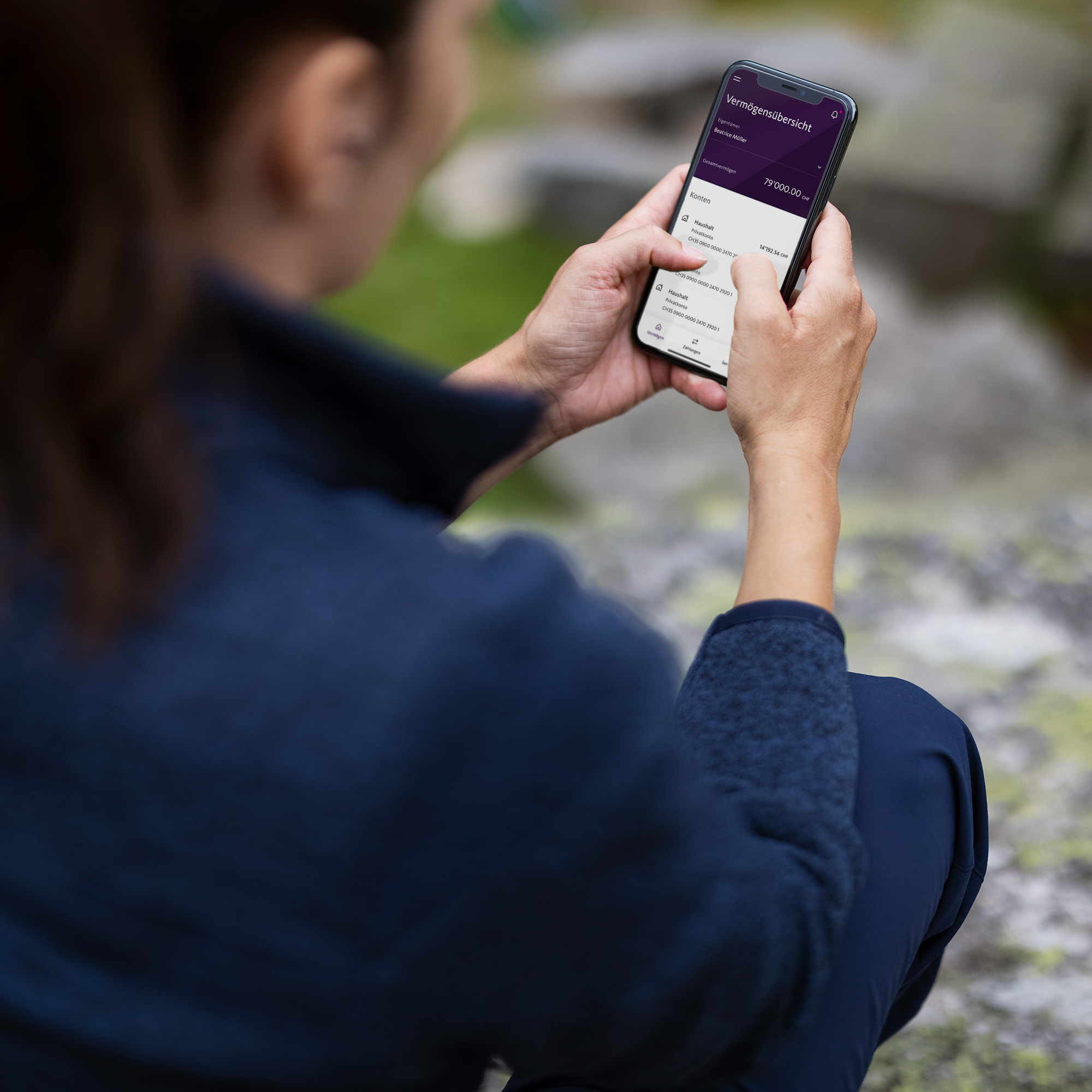 Nahaufnahme Frau tätigt Bankgeschäfte auf dem Smartphone