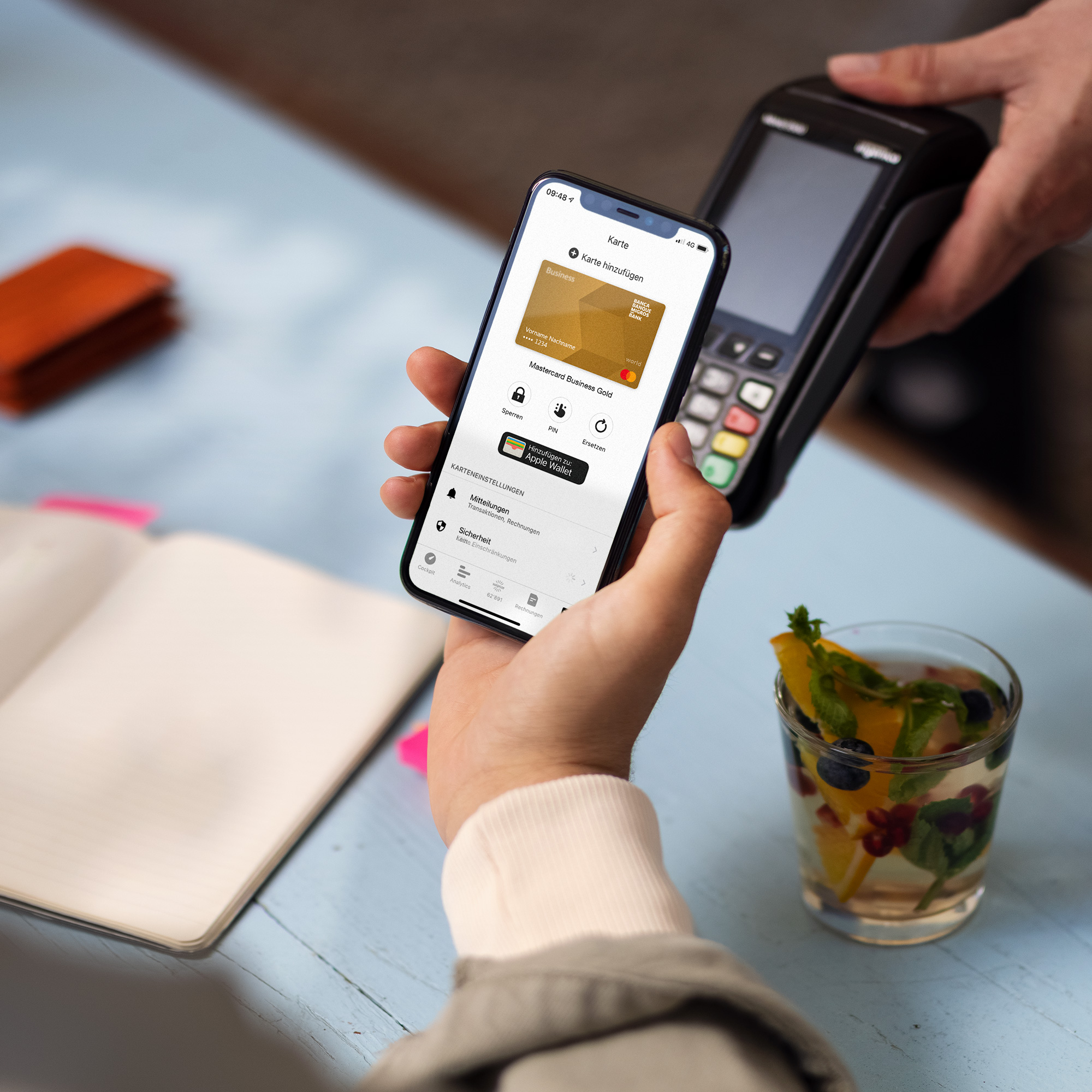 Nahaufnahme kontaktloses Bezahlen mit Smartphone