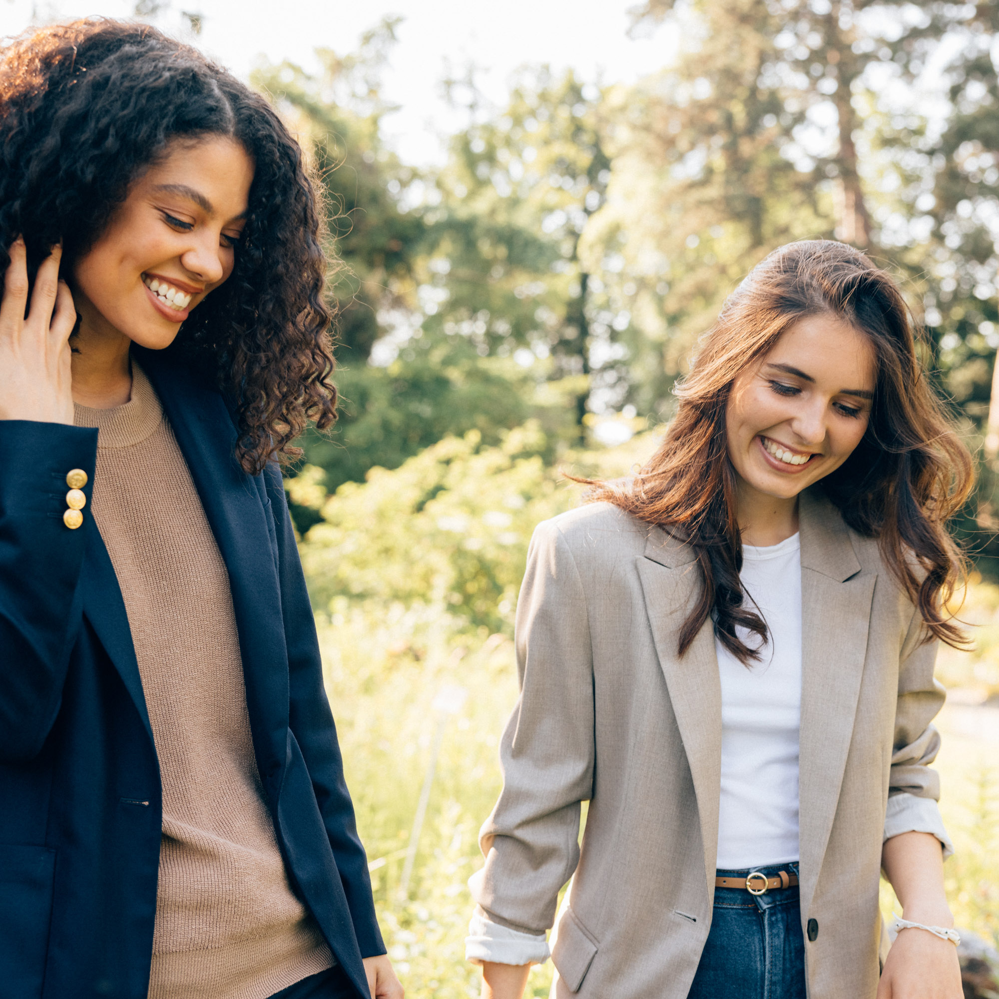 Zwei Frauen draussen