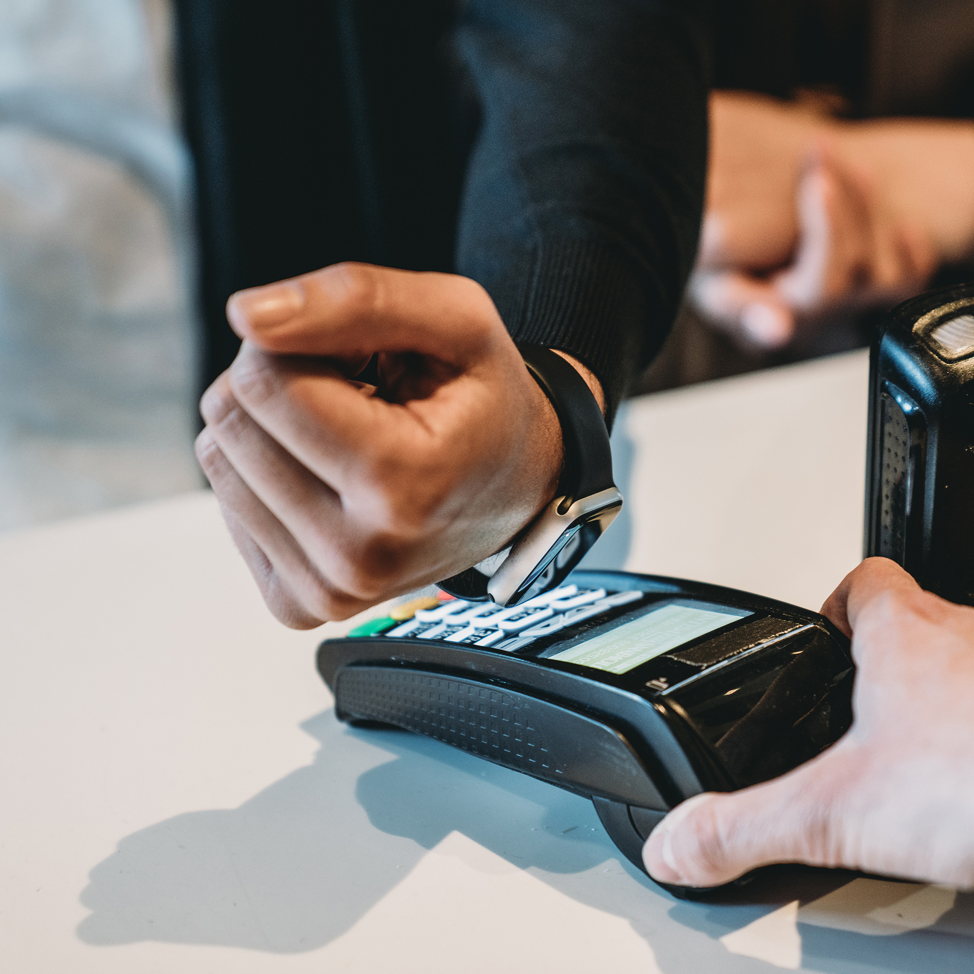 Nahaufnahme kontaktlos bezahlen mit Smartwatch