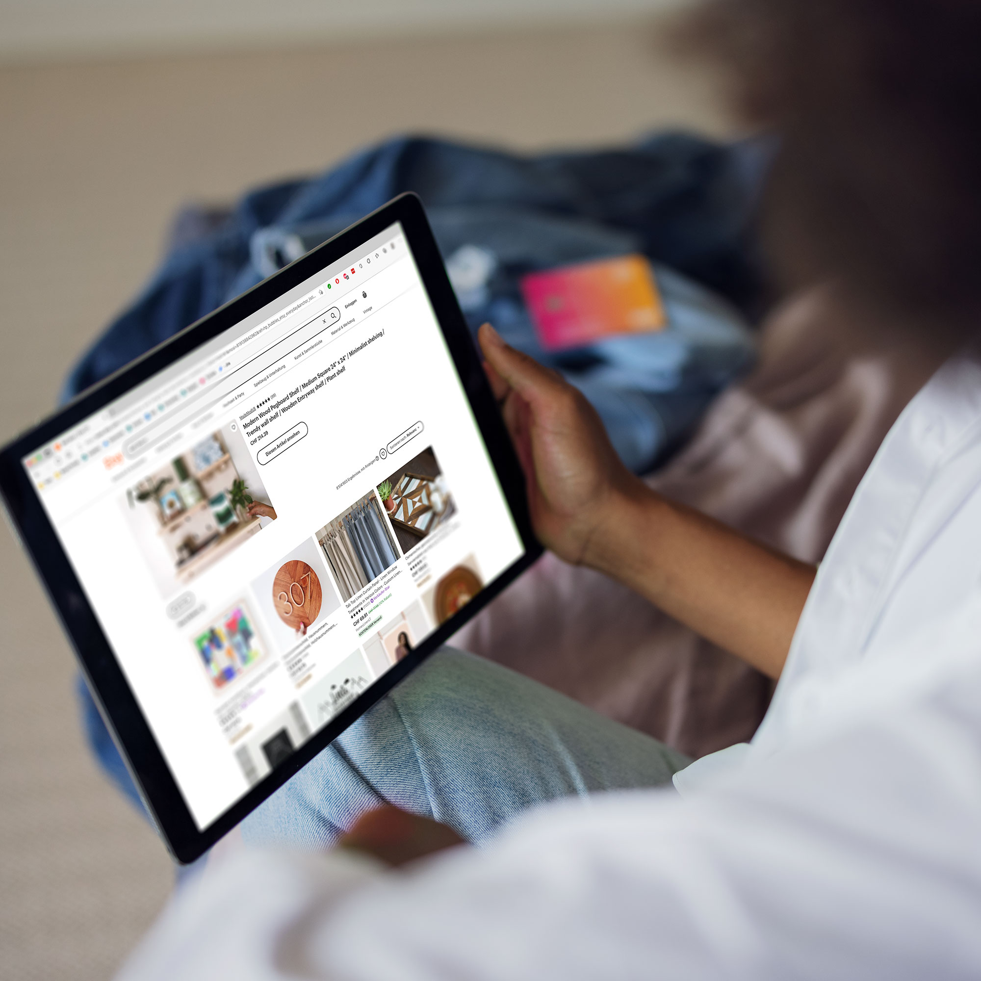 Person hält Tablet in der Hand